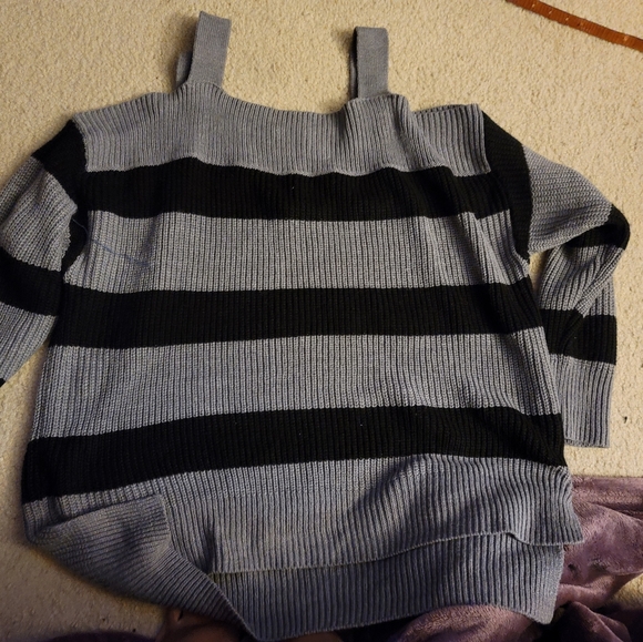 Bag of sweaters - Picture 3 of 3